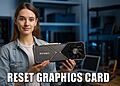Reiniciar tarjeta gráfica Truco urgente para ganar FPS 🎮 30 Réinitialisation de la carte graphique - Une femme tient une carte graphique RTX 3080 Ti sur un bureau d'ordinateur, illustrant un tutoriel pour redémarrer ou réinitialiser la carte graphique dans les jeux PC.