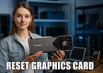 Ripristino della scheda grafica - Donna che tiene in mano una scheda grafica RTX 3080 Ti sulla scrivania di un computer e illustra un tutorial su come riavviare o ripristinare la scheda grafica nei giochi per PC.