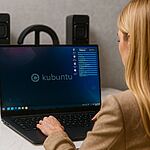 Transición a Linux - Mujer usando un portátil con Kubuntu Linux en el escritorio, ilustrando la transición a Linux y las 7 aplicaciones recomendadas para acelerar el cambio de Windows o macOS.