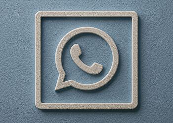 WhatsApp Plus Biru - Ikon WhatsApp 3D pada latar belakang biru, menggambarkan WhatsApp Plus Biru dan fitur rahasianya, trik privasi tingkat lanjut, dan penyesuaian untuk aplikasi perpesanan.