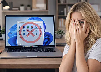 Windows 11 Debloater – Eine Frau vor einem Windows 11-Laptop zeigt Anwendungen, die zur Entfernung markiert sind. Dies veranschaulicht die Verwendung eines Windows 11 Debloaters zur Optimierung des Systems und zur Erzielung eines leichteren und schnelleren PCs.