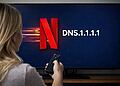 DNS En Smart TV - Configuración de DNS 1.1.1.1 en Smart TV para mejorar la velocidad de Netflix y el streamingmostrando la pantalla de Netflix en un televisor inteligente.