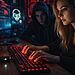 Enregistreurs de frappe sur votre ordinateur - Illustration d'un enregistreur de frappe sur un ordinateur, montrant une personne utilisant un clavier tandis qu'un attaquant surveille en arrière-plan, représentant les logiciels malveillants, le vol de mots de passe et les menaces de cybersécurité.