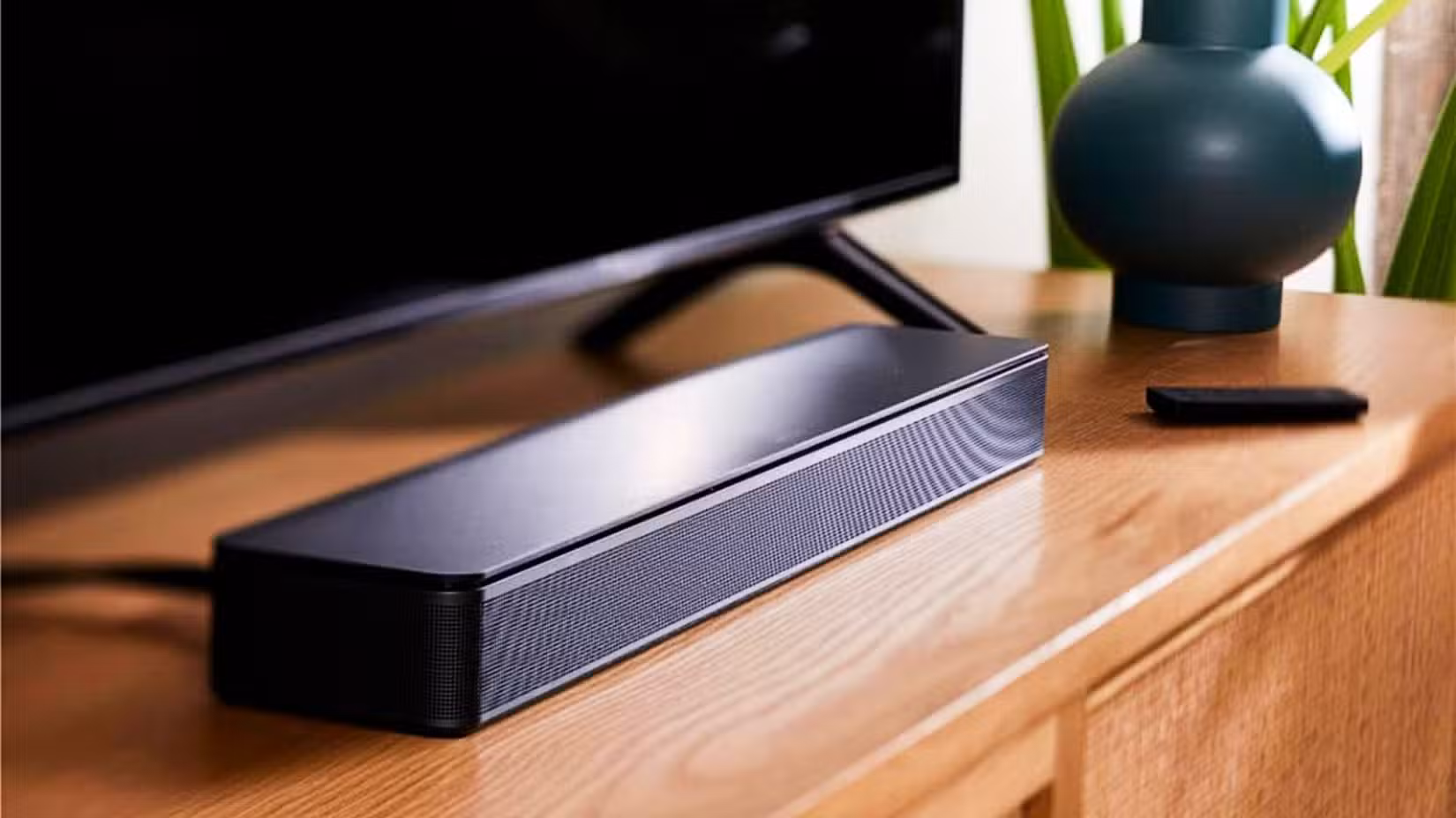 Barre de son Bose placée devant un téléviseur.