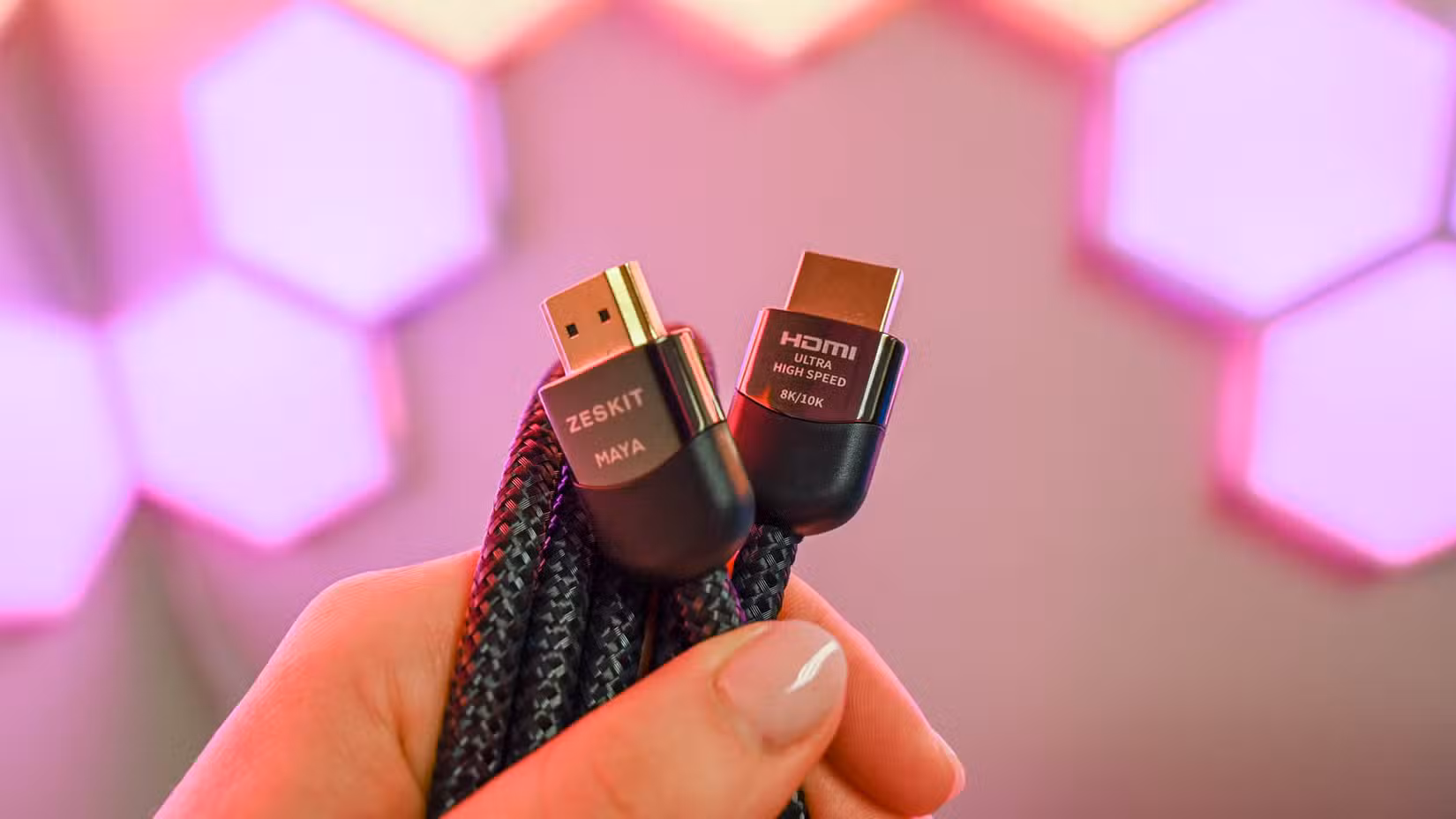 Personne tenant un câble HDMI haute vitesse.