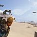 Shoring Up Defenses w Arc Raiders: prawdziwa strategia z graczem na pustyni walczącym z wrogimi dronami w intensywnej taktycznej bitwie sci‑fi.