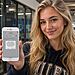 การโทรผ่าน Wi-Fi บน iPhone ภาพผู้หญิงกำลังแสดงตัวเลือกการโทรผ่าน Wi-Fi ที่เปิดใช้งานแล้วในการตั้งค่า iPhone พร้อมคำแนะนำทีละขั้นตอนเกี่ยวกับวิธีการเปิดใช้งานและใช้งานการโทรผ่าน Wi-Fi บน iPhone