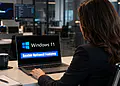 Optionale Windows 11-Funktionen – Eine Frau aktiviert optionale Funktionen in den Systemeinstellungen eines Windows 11-Laptops; Leitfaden zur Aktivierung bzw. Deaktivierung optionaler Windows 11-Funktionen in einer modernen Büroumgebung