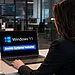 Fonctionnalités optionnelles de Windows 11 : quand les activer ou les désactiver ? 44 Fonctionnalités optionnelles de Windows 11 - Une femme travaillant sur un ordinateur portable Windows 11 active des fonctionnalités optionnelles dans les paramètres système ; guide sur l’activation ou la désactivation des fonctionnalités optionnelles de Windows 11 dans un environnement de bureau moderne