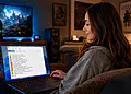 Privacidad en Windows 11 - Mujer usando un portátil en casa configurando opciones de privacidad en Windows 11 con O&O ShutUp10++, mostrando ajustes de seguridad y control de datos en pantalla.