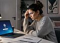 Recuperar contraseña Windows - Mujer preocupada frente a la pantalla de inicio de sesión de Windows tras olvidar su contraseña, buscando cómo recuperar contraseña Windows sin perder sus datos.
