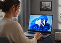 Equilíbrio de áudio no Windows 11 - Mulher ajustando o equilíbrio de áudio em um laptop com Windows 11, guia rápido para configurar o som.