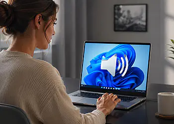 Equilíbrio de áudio no Windows 11 - Mulher ajustando o equilíbrio de áudio em um laptop com Windows 11, guia rápido para configurar o som.