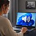 Balance de audio en Windows 11 - Mujer ajustando el balance de audio en un portátil con Windows 11, guía rápida para configurar el sonido.
