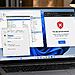 Websites unter Windows blockieren: Ein Leitfaden für Windows 11 32-Bit Blockieren von Windows-Websites – Laptop mit Windows 11, auf dem die Windows Defender Firewall und eine Regel zum Blockieren von Websites angezeigt werden, neben einem Browser mit der Meldung „Zugriff verweigert“.
